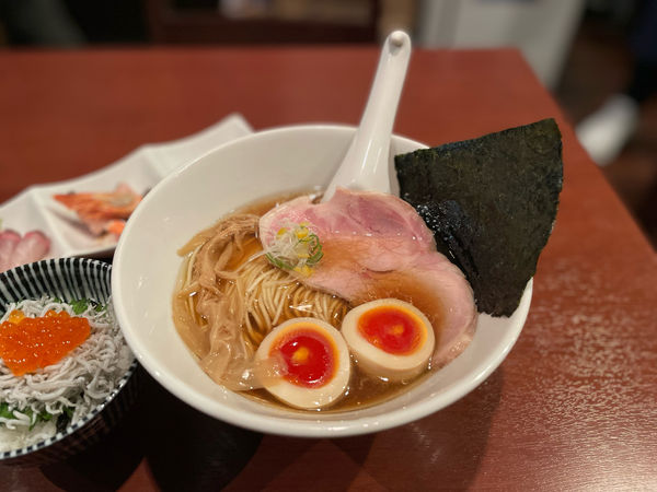 「津軽煮干し中華蕎麦（味玉入り）¥850」@酒肴場 屯の写真