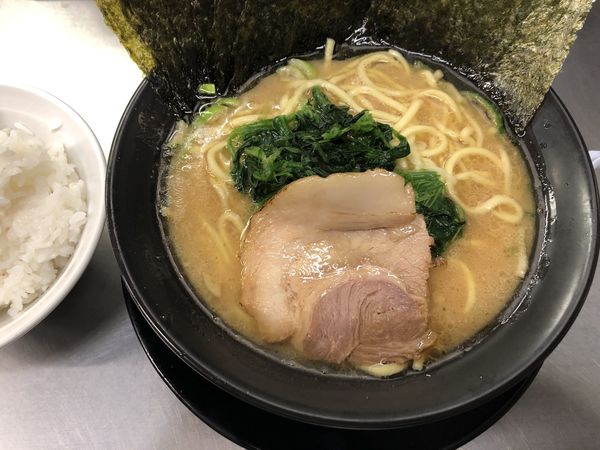 「海苔ラーメンかため濃いめ　ライス」@横浜家系ラーメン武骨家 溝口店の写真