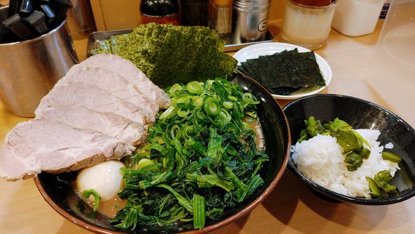 「特製ラー大・ほうれん草・九条ネギ・チャーシュー・高級海苔」@横浜家系らーめん 武道家 賢斗の写真