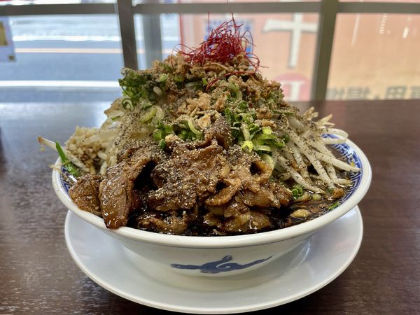 「［期間限定］丸めブラックＳＰ 大盛」@中華蕎麦 丸め 東久留米店の写真