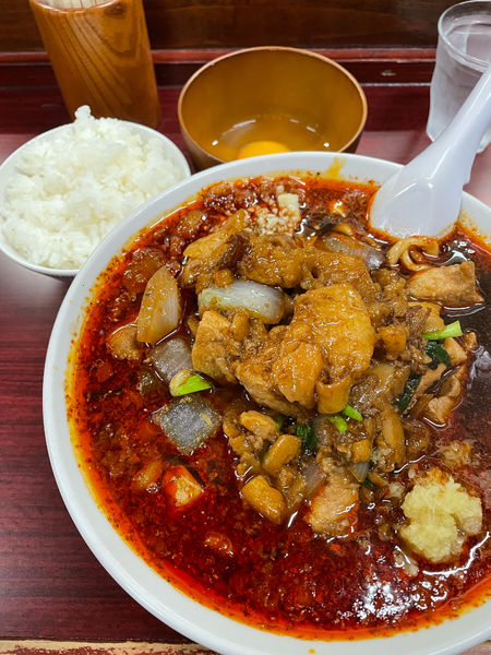 「辛いスタ満ソバ ゼンマシ 生卵 半ライス」@元祖スタミナ満点らーめん すず鬼の写真