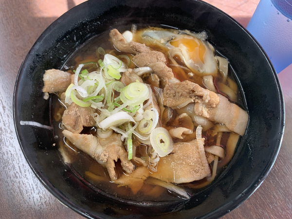 「肉太麺そば(620円)+生卵(60円)」@雑賀屋の写真