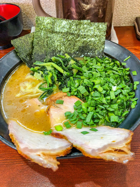 「ラーメン中盛（スモチャー+生ニラTP）」@横浜家系らーめん 天王家 寒川総本店の写真