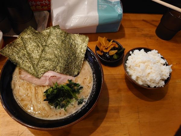 「ラーメン+唐揚げ3」@横浜家系ラーメン ぶっちぎり家の写真