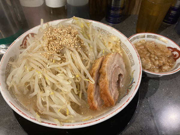 「大ラーメン(ニンニクヤサイカラメアレ)+肉カスアブラ」@豚山 五反田店の写真