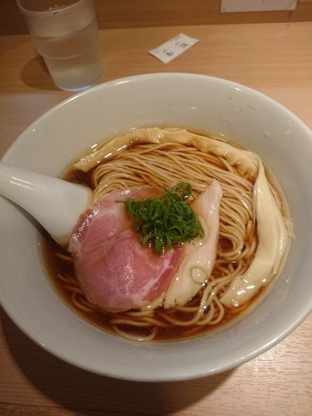 「醤油ラーメン」@らぁ麺 はやし田 新宿本店の写真