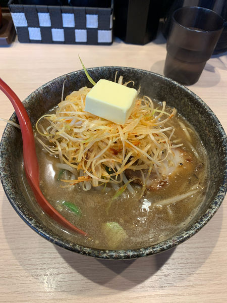 「炎の炙り味噌ラーメン　バター、ネギトッピング」@麺屋 國丸 靱公園前店の写真