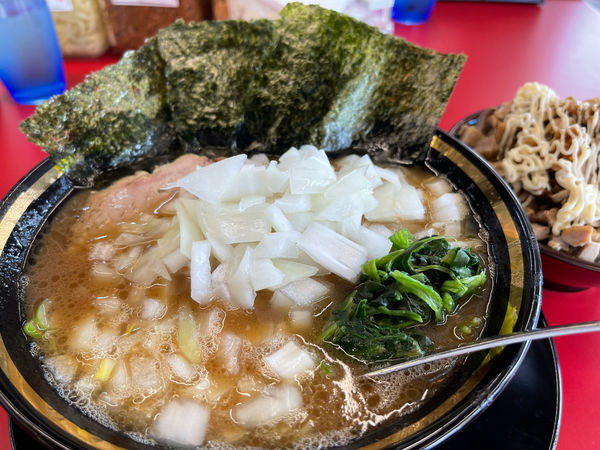 「ラーメン＋玉ネギ＋チャーシューまぶし」@王道家直伝 との丸家 八潮店の写真
