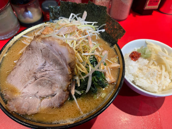 「チャーシューメン中+ネギチャーシュー+特上チャーシュー 半ライス」@厚木家の写真