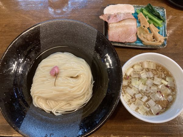 「貝とのどぐろ煮干しの昆布水つけ麺　1350円+気まぐれ丼」@CLAM＆BONITO貝節麺RAIKの写真