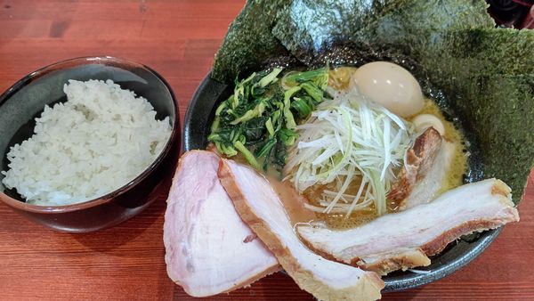 「天王らーめん+半ライス」@横浜家系らーめん 天王家 寒川総本店の写真