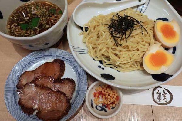 「ちゃーしゅう付ざるらーめん1,000円＋双子の味玉100円」@与ろゐ屋の写真
