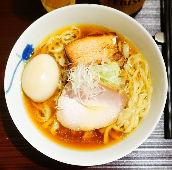 「醤油(中太手もみ麺)＋味玉＋エビスビール」@麺 みつヰの写真