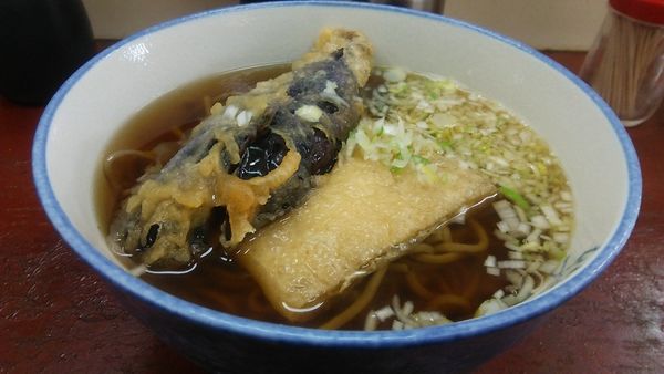 「かけそば 280円＋なす天 100円＋きつね 50円」@鈴家の写真