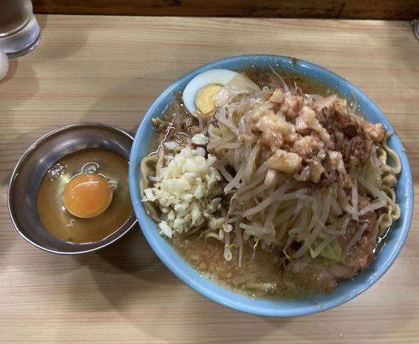 「ラーメン麺少なめ（生卵）」@ラーメン富士丸 明治通り都電梶原店の写真