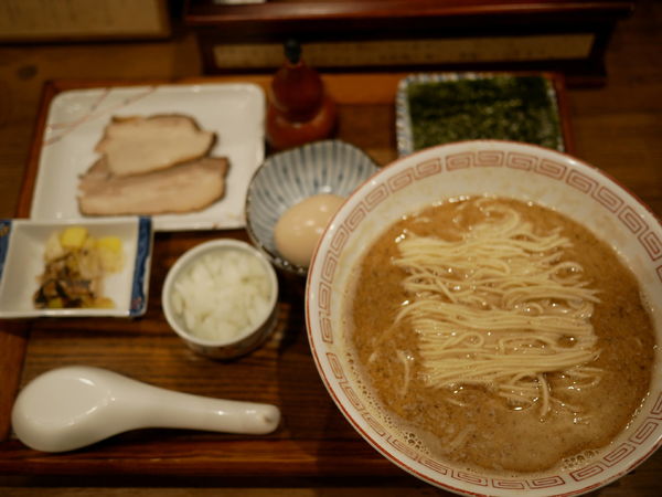 「炭火焼濃厚中華そば 鯖＋サービス味玉」@炭火焼濃厚中華そば 奥倫道の写真