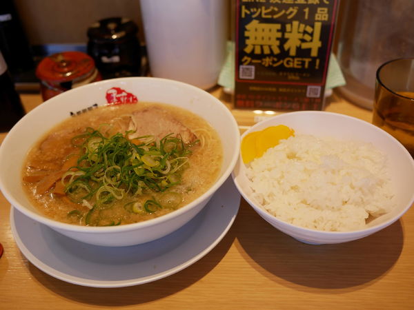 「ラーメン 並 麺30秒硬め＋脂多め＋セルフ辛目＋セルフ辛いの」@京都銀閣寺 ますたにラーメン 室町店の写真