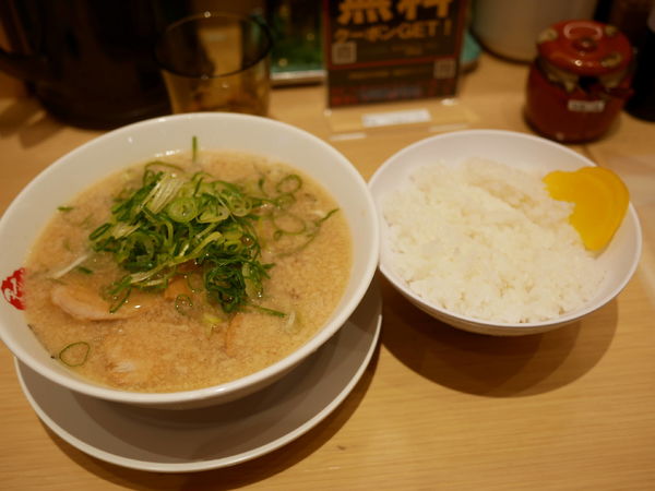 「ラーメン 並 麺30秒硬め＋脂多め＋ライス普通＋セルフ辛目＋」@京都銀閣寺 ますたにラーメン 室町店の写真