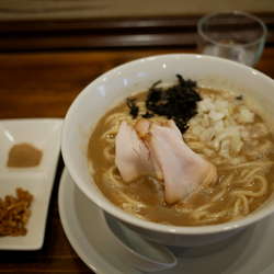 濃厚煮干そば 大盛＋鰹節粉＋フライドオニオン