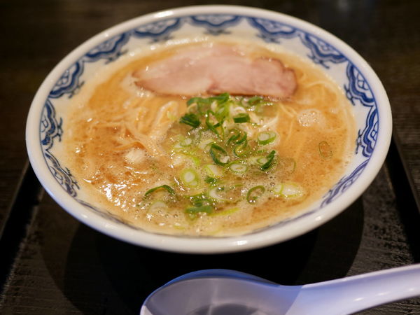 「博多らあめん ハリガネ 味濃いめ＋油多め」@博多麺房 赤のれん 丸ビル店の写真