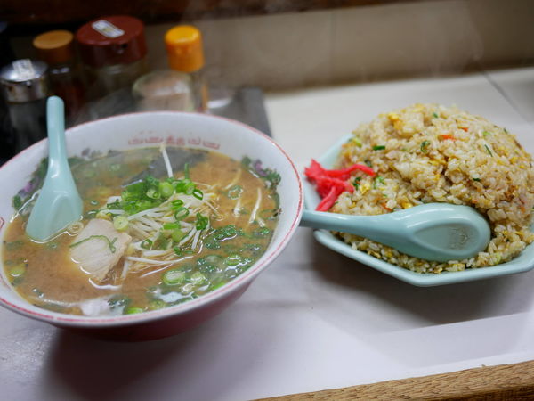 「味噌ラーメン＋焼き飯」@ラーメン大学 梅田店の写真