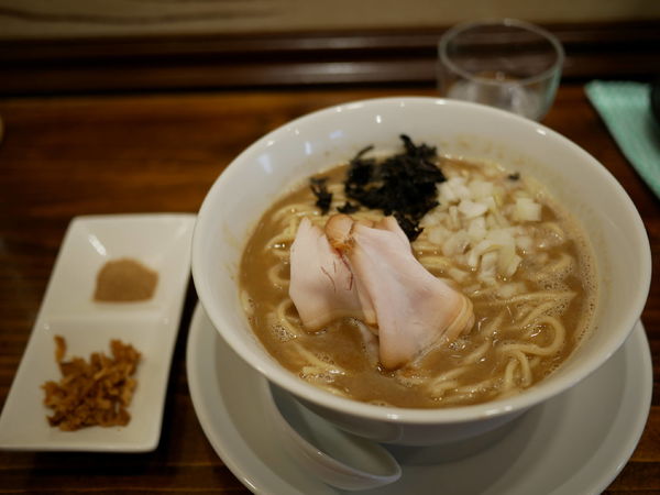 「濃厚煮干そば 大盛＋鰹節粉＋フライドオニオン」@中華そば 山下の写真