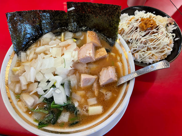 「ラーメン＋玉ネギ＋チャーシューまぶし」@柏 王道家の写真