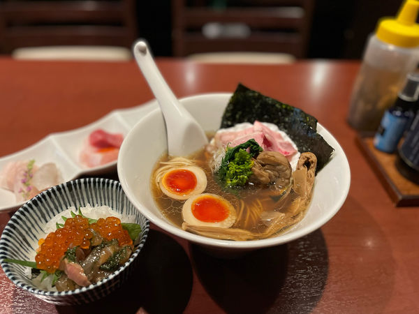 「【限定】青森産帆立醤油らぁ麺（味玉入り）¥1200」@酒肴場 屯の写真