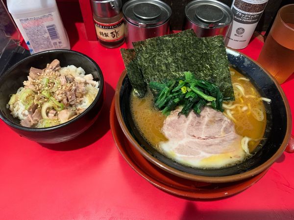 「ラーメン+チャーシュー丼」@横浜家系ラーメン 山崎家 白楽店の写真