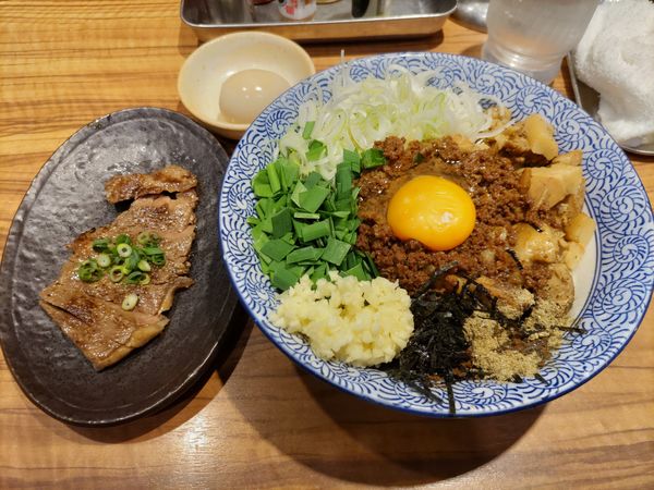 「台湾まぜそば(並盛り)·ステーキ·半熟煮玉子·プチライス」@ラーメン燈郎の写真