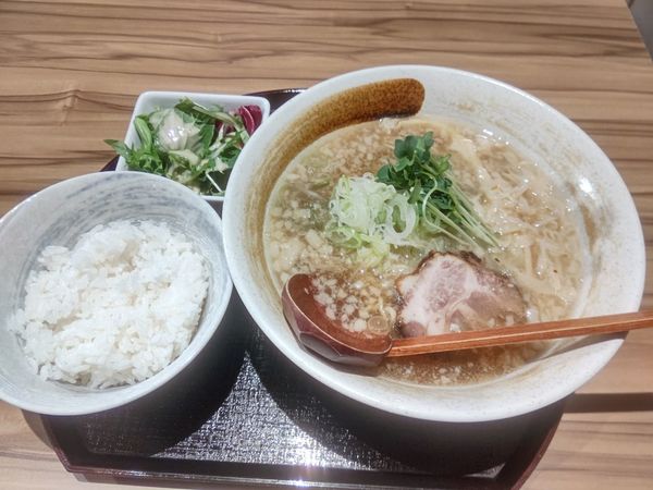 「背脂煮干し醤油ラーメン(並盛・130g)968円」@わぎゅう専科 焼肉屋の写真