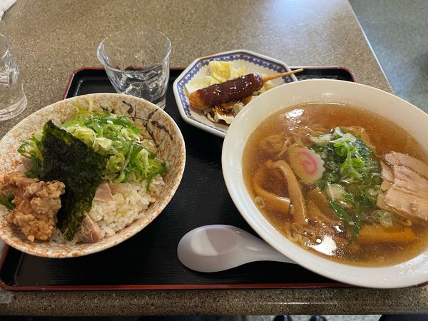 「ねぎ飯（ラーメン、串カツ1本）890円」@大学ラーメンの写真