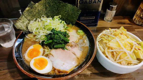 「のり玉ラーメン・大盛・キャベツもやし・丸ねぎ ￥1,340」@神田ラーメン わいず 神田本店の写真