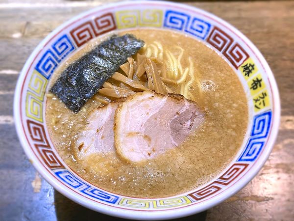 「とんこつ正油ラーメン￥800」@麻布ラーメン 慶応三田店の写真