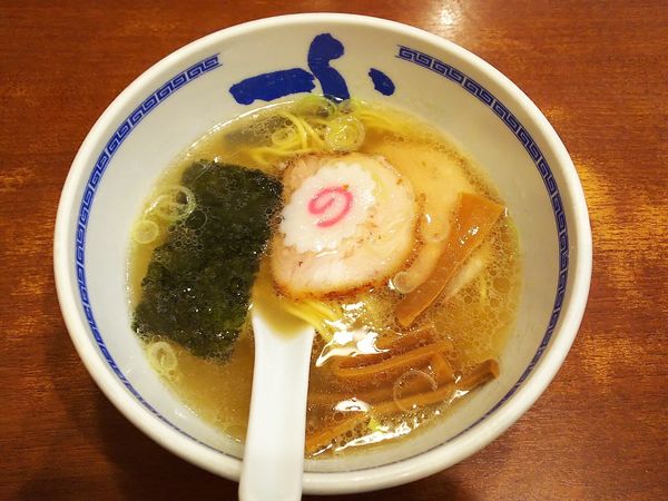 「塩らぁ麺・半らぁ麺」@たけちゃんにぼしらーめん 調布店の写真