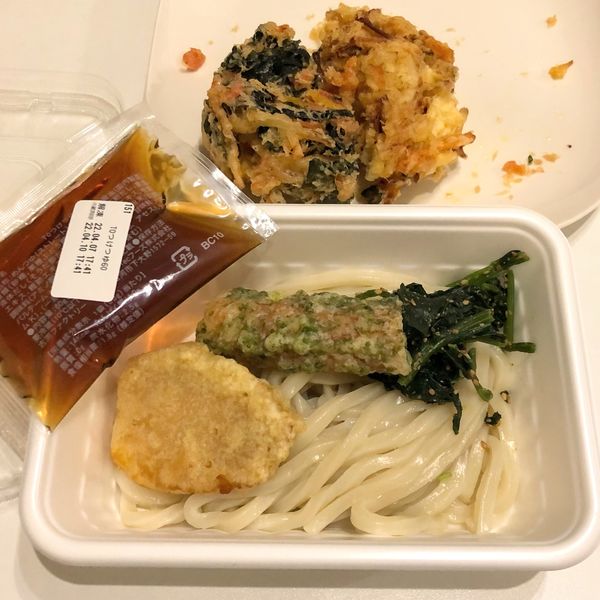 「2種天ぷらうどん弁当370円+かき揚げ2種半分づつ【定期券】」@はなまるうどん イオンモール千葉ニュータウン店の写真