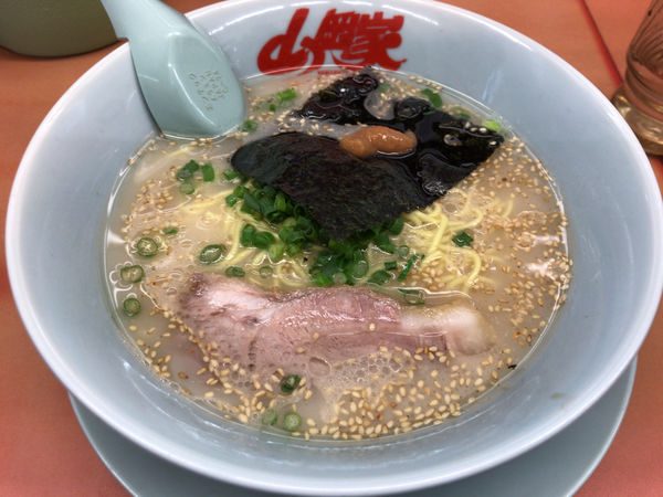 「朝ラーメン(多め、濃いめ)+替玉 590円」@ラーメン山岡家 さいたま宮前店の写真