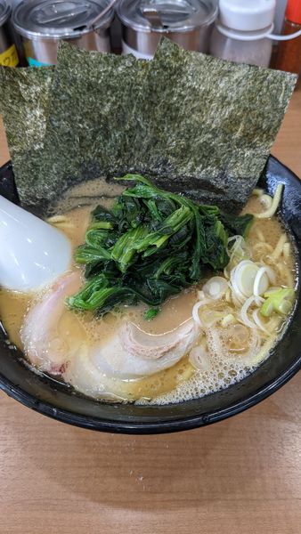 「豚骨醤油ラーメン（ほうれん草増し）」@綾瀬らーめん 粋の写真