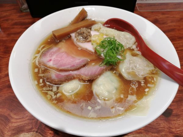 「ワンタン醤油そば   1100円」@三馬路 東京店の写真