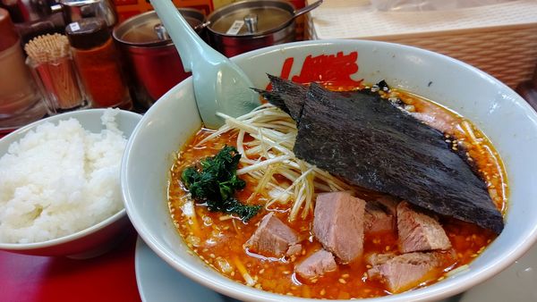 「辛味噌ネギラーメン激辛＋半ライス1020円クーポンコロチャー」@ラーメン山岡家 富山田尻店の写真