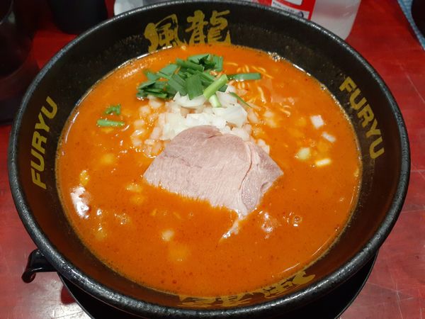 「辛ラーメン、替玉２玉」@とんこつラーメン 博多風龍 渋谷店の写真