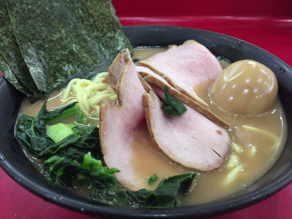 「チャーシュー並＋味玉＋青菜」@杉田家 千葉祐光店の写真