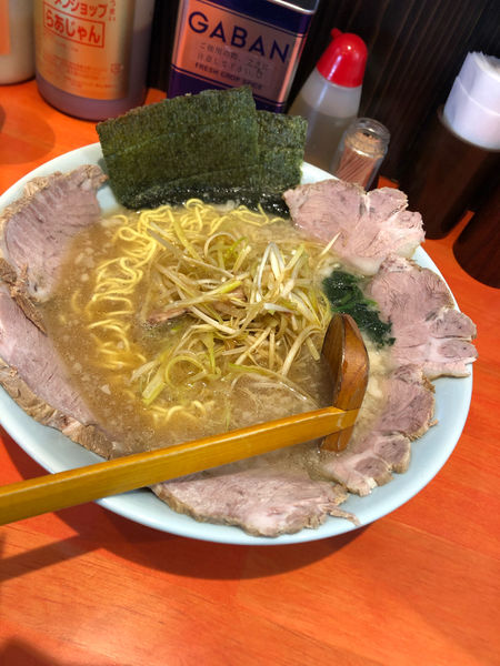 「ネギチャーシューラーメン中盛り　1000円+100円」@ラーメンショップ椿 春日部南桜井店の写真