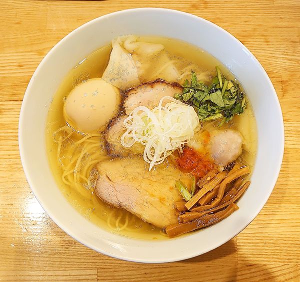 「MIXワンタン煮卵塩」@地球の中華そばの写真