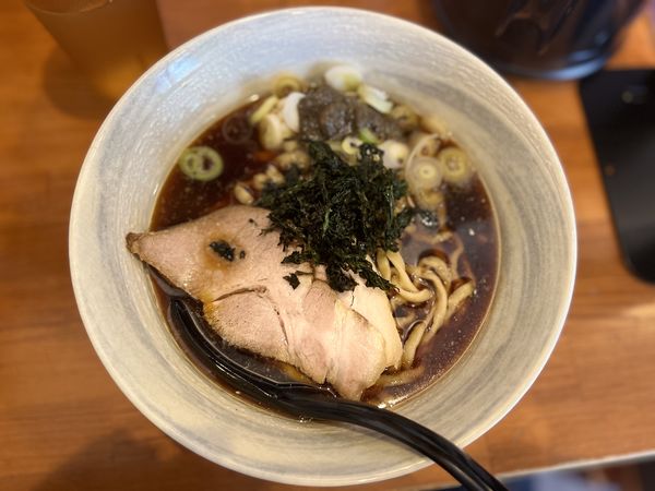 「濃口醤油らぁ麺(中太麺)950円」@唯一無二のらぁ麺専門店 イ袋ワシづかみの写真
