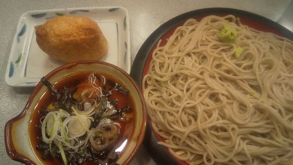 「とろろせいろ+五目いなり（￥430+100）」@そば処 かめや 神田西口店の写真