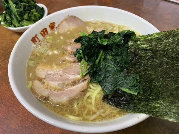 「チャーシューメン＋ホウレン草」@横浜ラーメン 町田家 小田急相模原店の写真
