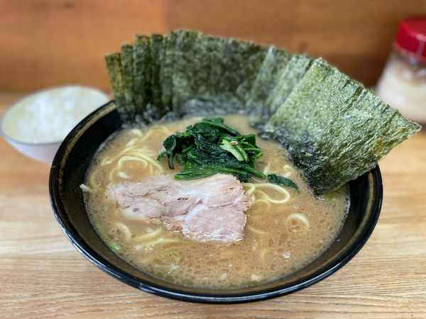 「ラーメン中盛り¥800、海苔増し¥100、半ライス無料」@八家本陣の写真