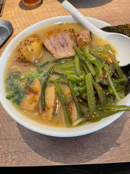 「七志らーめん大盛TP味玉茎わかめ」@七志 とんこつ編 青葉台店の写真