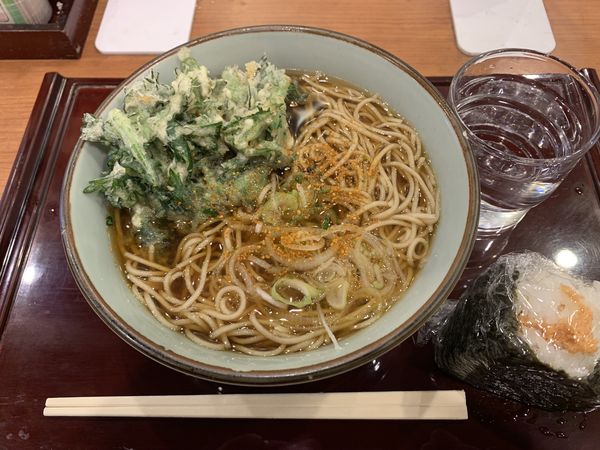 「春菊天そば440+鮭おむすび130=570円」@文殊 成増店の写真